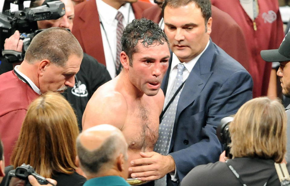 Oscar de la Hoya (C) of US is pictured on the ring after being defeated by Manny Pacquiao in 2008.