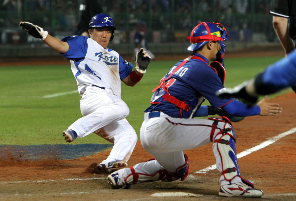 韓國隊鄭根宇在本壘攻防戰中遭到刺殺出局。（Photo by Chung Sung-Jun/Getty Images）