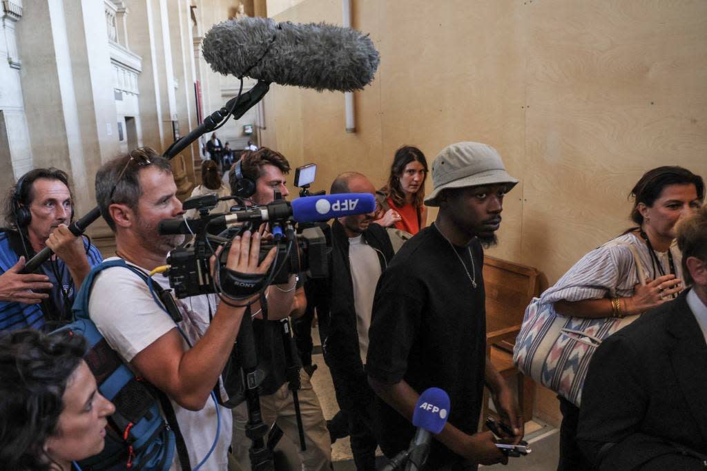 Le rappeur français Mohamed Sylla, alias MHD, arrive à l’ouverture de son procès et de celui de huit autres hommes au palais de justice de Paris, le 4 septembre 2023. 