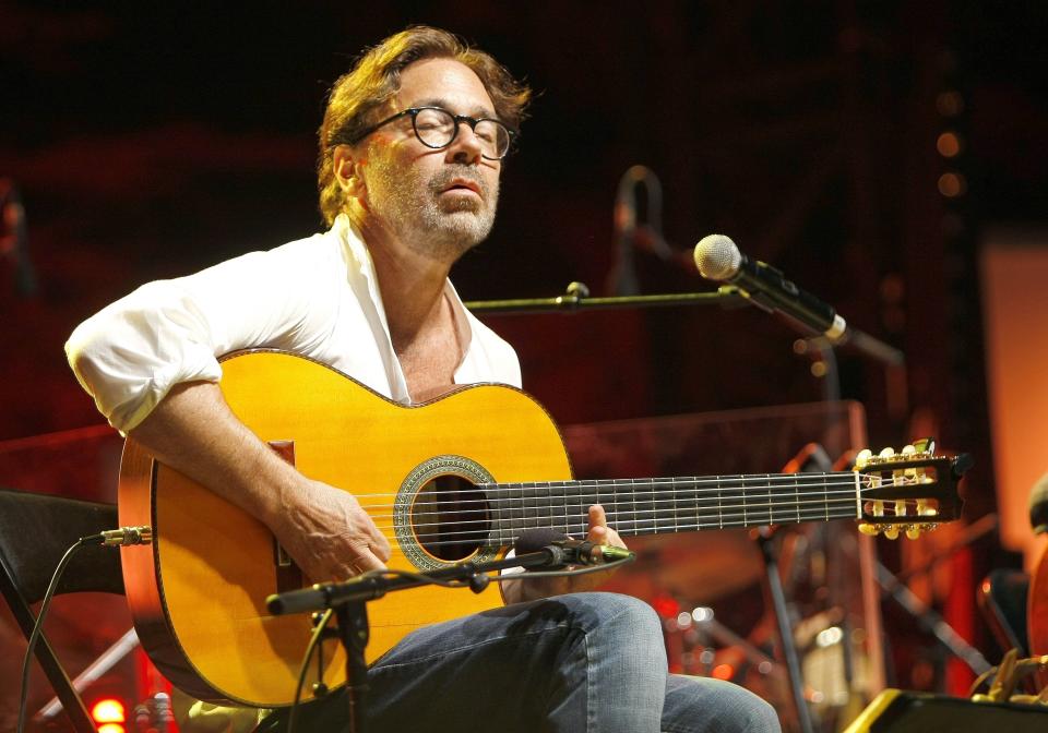 El guitarrista estadounidense Al Di Meola durante su presentación en el festival de jazz Five Continents en Marsella, Francia, el 24 de julio de 2014. Di Meola sufrió un infarto durante un concierto en la capital de Rumania. Se encuentra en condición estable, dijo un vocero del hospital en el que fue ingresado el jueves 28 de septiembre de 2023. (Foto AP/Claude Paris)