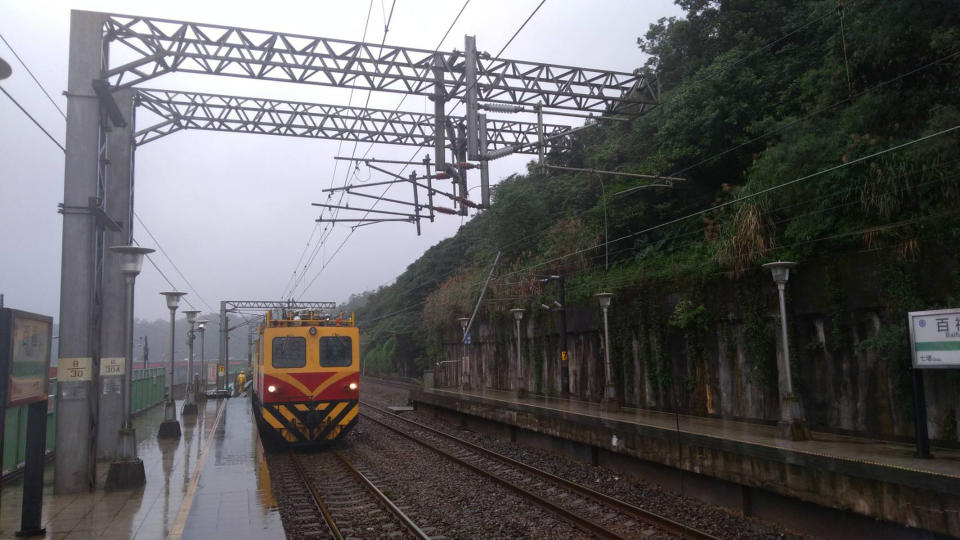 台鐵基隆與汐止間7日上午發生電車線沒電，東正線電車線先修復，中、西正線在午後修復並恢復雙線通行。（中央社／台鐵提供）