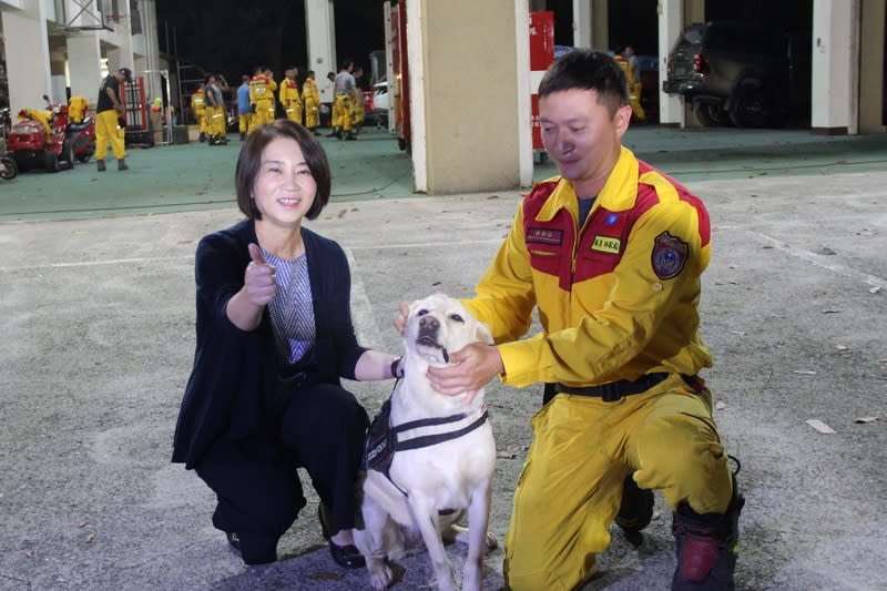 屏東搜救隊結束花蓮任務  周春米感謝搜救犬 屏東縣特搜大隊搜救犬Mona支援花蓮地震救災，6日 晚間結束任務歸隊，屏東縣長周春米（左）感謝毛小 孩救援。 （屏東縣政府提供） 中央社記者黃郁菁傳真  113年4月7日 