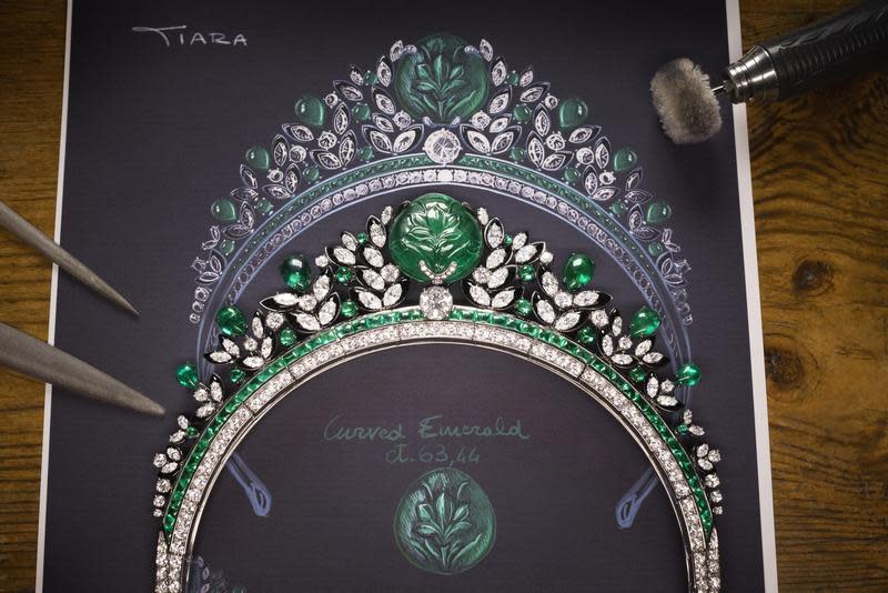 BVLGARI為慶祝英國女王伊莉莎白二世登基70週年，製作了一套頂級珠寶皇冠與珠寶腕錶，同時也宣告即將推出的全新頂級珠寶系列。（BVLGARI提供）