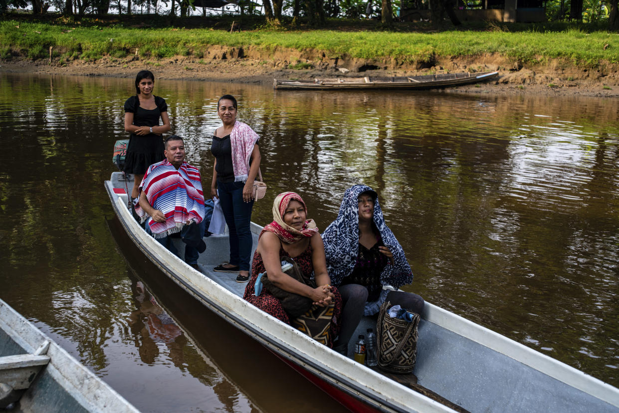 Los defensores ambientales Luz Mery Panche y “El profe” Antonio Valencia a bordo de un bote en el río Caquetá en Colombia, en 2021. (Federico Rios/The New York Times)