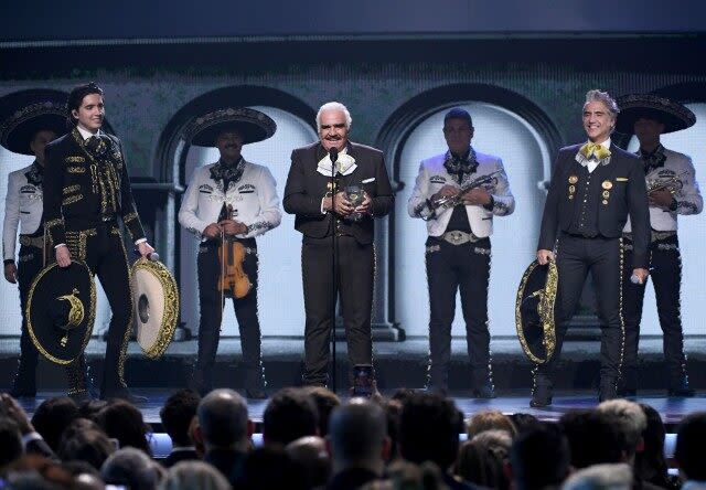 The iconic Mexican singer took the stage with his son and grandson at the 20th annual awards ceremony on Thursday.