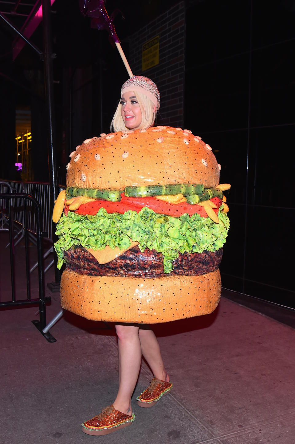 Dass die Outfits der Met Gala provozieren und garantiert nicht straßentauglich sind: geschenkt. Bei den After Partys darf es dann bekanntlich legerer zugehen – doch das erklärt Katy Perrys Outfit als saftiger Burger dennoch nicht. Das Kleid! Die Mütze! Die Schuhe! Das ganze Dress war sicher als dickes Ausrufezeichen gemeint, hinterließ bei uns aber vor allem Fragezeichen. (Bild: Getty Images)