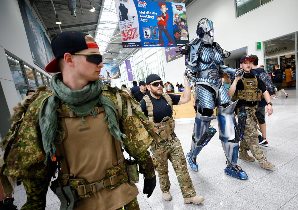 <p>Die Spielemesse Gamescom in Köln findet dieses Jahr vom 22. bis 25. August statt. Bereits einen Tag vor der Eröffnung schlenderten einige Besucher in Science-Fiction-Outfits am Fachbesucher- und Medientag über das Messegelände. (Bild: Reuters/Wolfgang Rattay) </p>