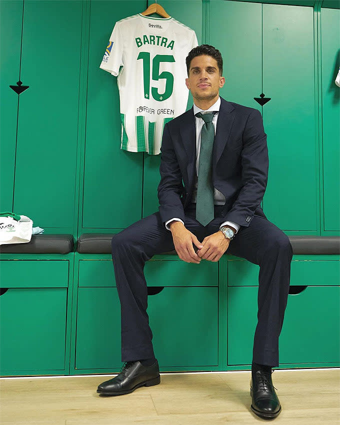 Marc Bartra posa con su camiseta