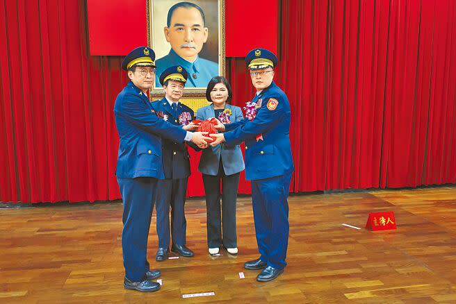 雲林縣警察局新任局長李建民（右一）、卸任局長林故廷（左一）17日交接印信，警政署警政委員黃勢清（左二）監交，右二是雲林縣長張麗善。（周麗蘭攝）