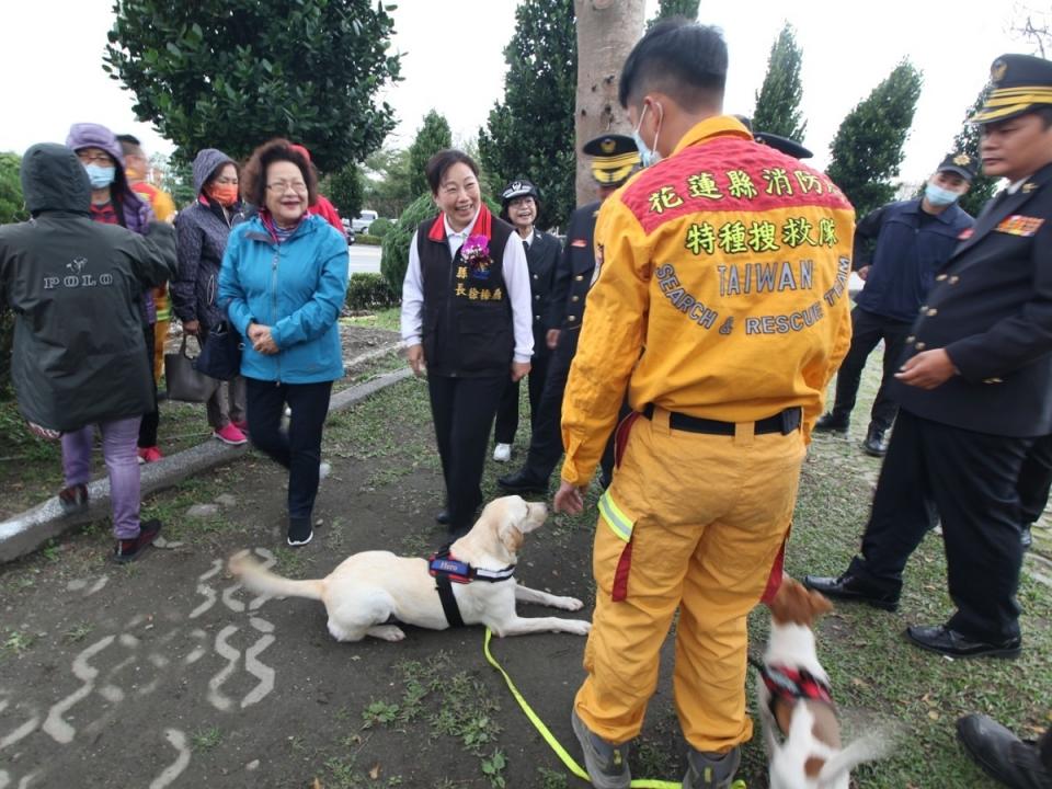 消防局剛完成培訓並通過認證的搜救犬加入救援演練。（圖：花蓮縣消防局提供）