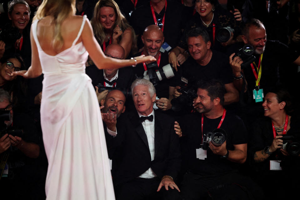 Richard Gere interactúa con los fotógrafos mientras su esposa Alejandra Gere posa en la alfombra roja durante la llegada de la película «Wolfs» presentada fuera de concurso durante el 81 Festival de Cine de Venecia, en Venecia, Italia, 1 de septiembre de 2024. REUTERS/Louisa Gouliamaki TPX IMÁGENES DEL DÍA