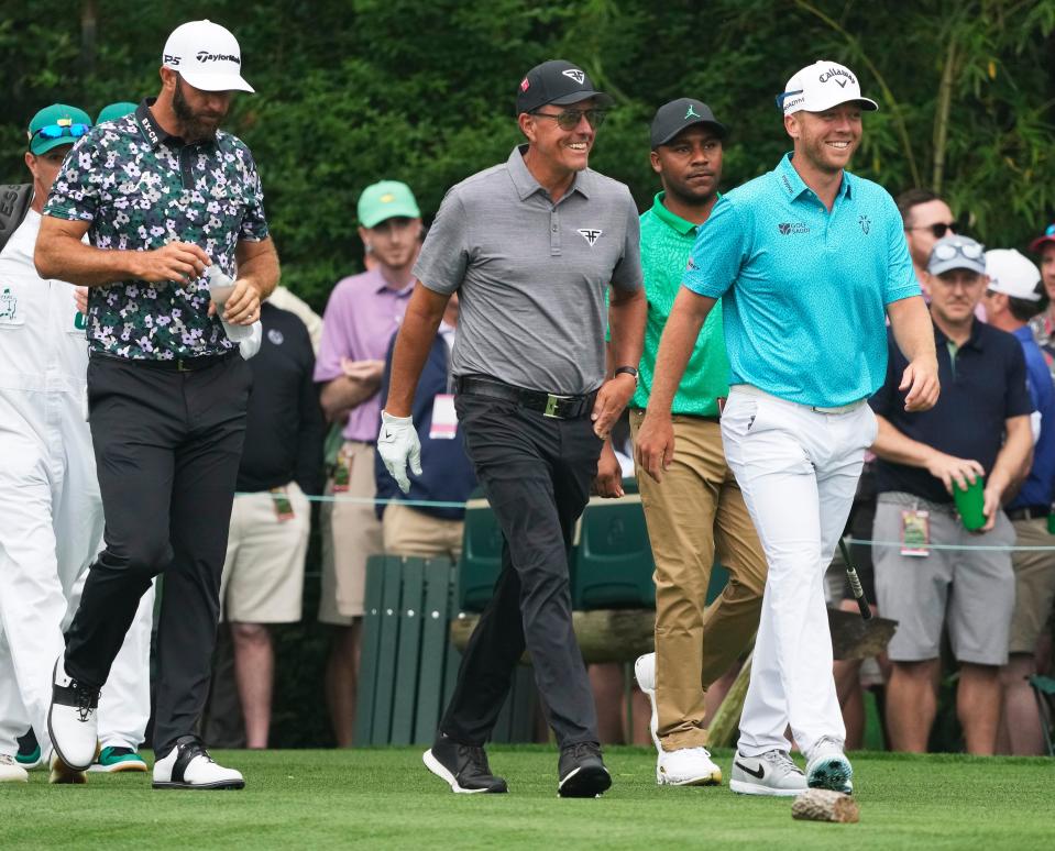 Los golfistas de LIV (desde la izquierda) Dustin Johnson, Phil Mickelson, Harold Varner III y Talor Gooch dejan el no.  14 tee durante una ronda de práctica en el Augusta National Golf Club.