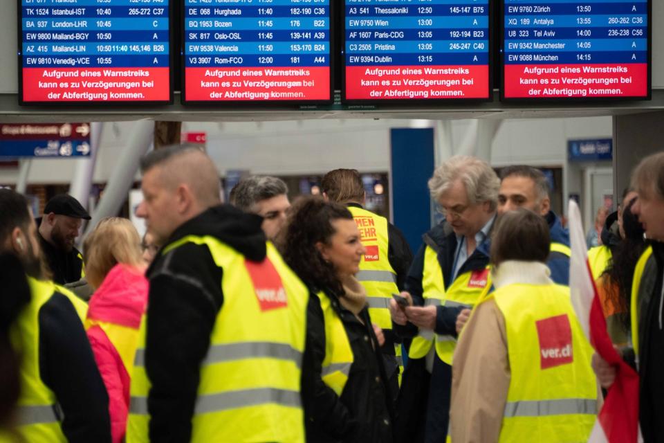 Erst kürzlich gab es Verdi-Warnstreiks am Flughafen in Düsseldorf. Die Gewerkschaft will so Druck in den Tarifverhandlungen machen.  - Copyright: picture alliance / SvenSimon | Malte Ossowski/SVEN SIMON