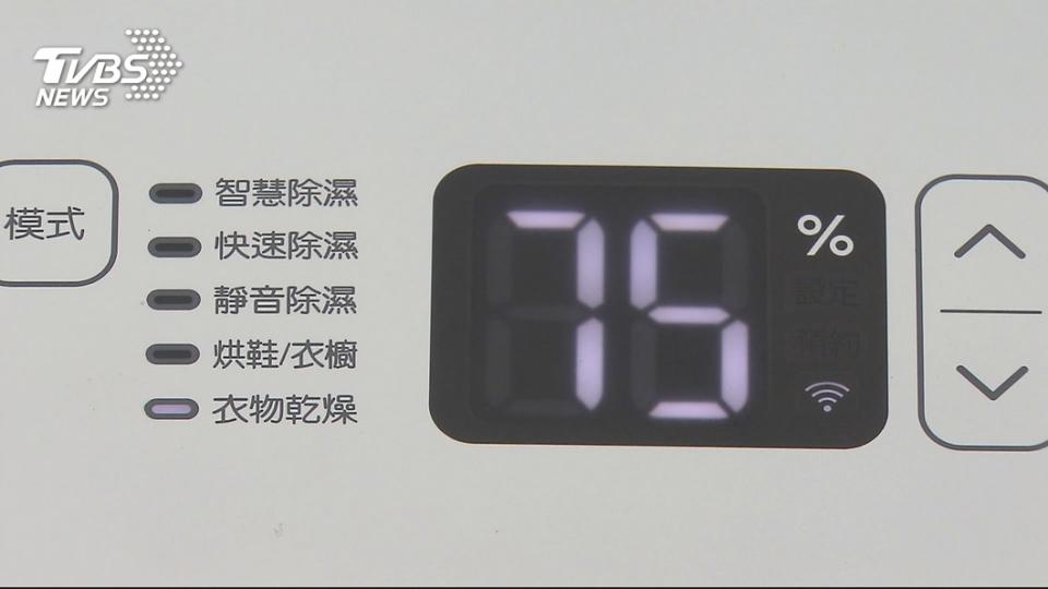 不僅除濕機熱銷，乾衣機、烘鞋機及多功能暖烘機都受到消費者青睞。（圖／TVBS）