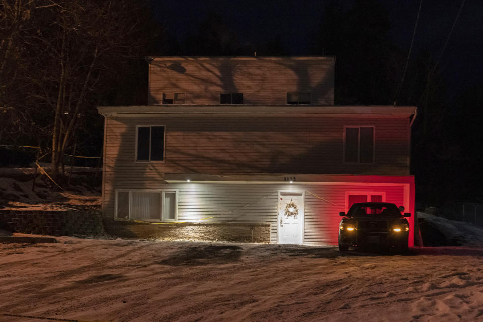 A private security officer sits in a vehicle Jan. 3, 2023, in front of the house in Moscow, Idaho where four University of Idaho students were killed in November. Image: (Ted S. Warren / AP )