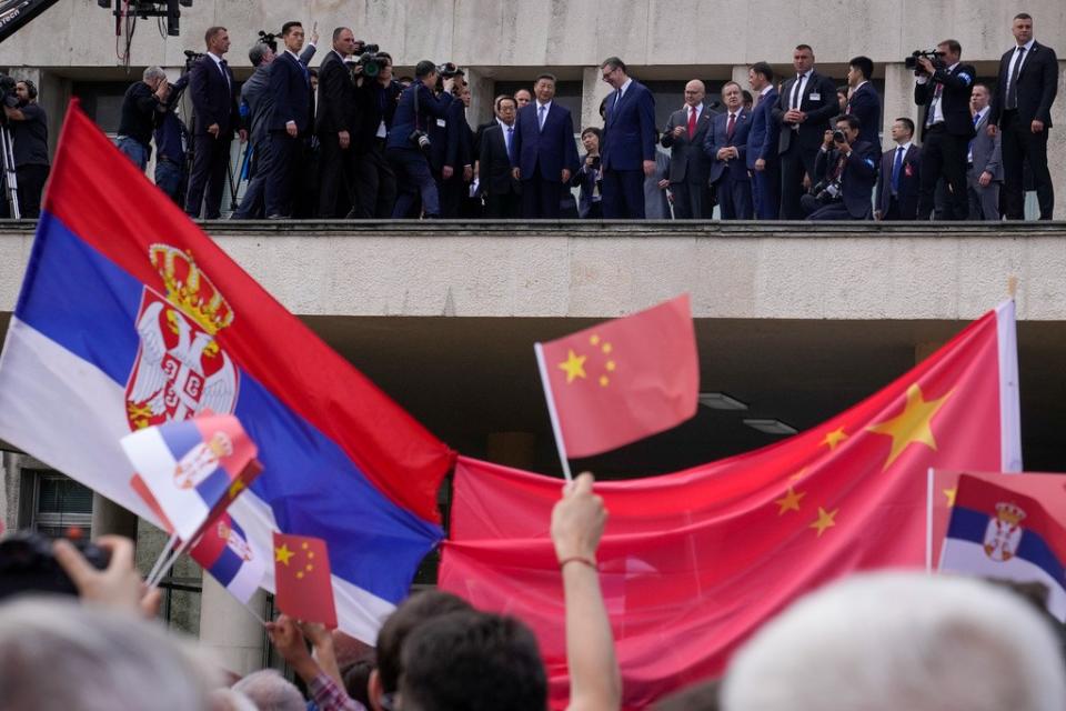 2024年5月8日，中國國家主席習近平訪問塞爾維亞，當局動員成千上萬群眾表達熱烈歡迎。美聯社