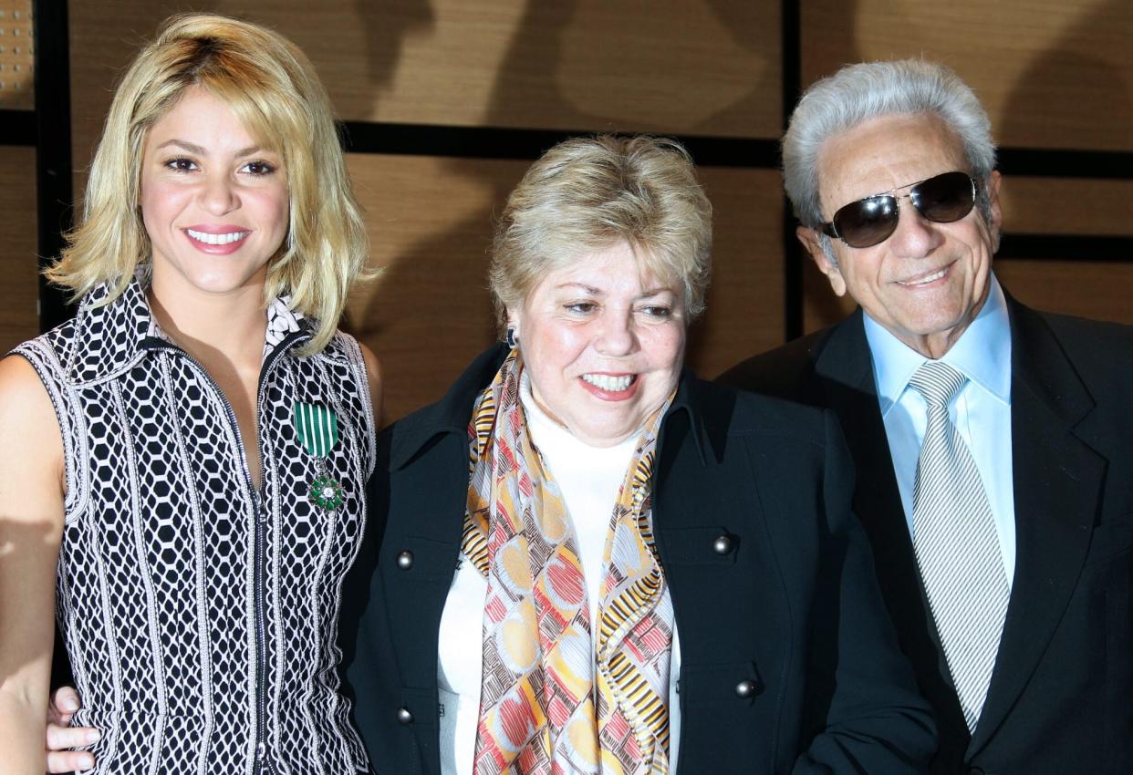 Shakira junto a sus padres. MIDEM. AFP PHOTO / VALERY HACHE (Photo credit should read VALERY HACHE/AFP via Getty Images)  