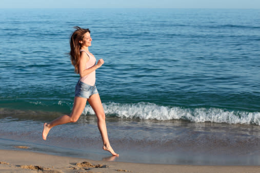 Aprovecha la playa para ejercitarte descalzo en tus próximas vacaciones / Foto: Thinkstock