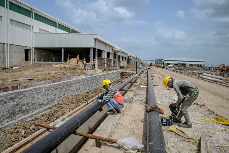 Trabajadores en Dholera, un parque industrial en el estado de Gujarat, India, 25 de agosto de 2023.