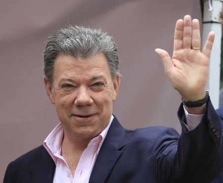 President Juan Manuel Santos greets the media before casting his vote Bogota June 15, 2014. REUTERS/Jose Miguel Gomez