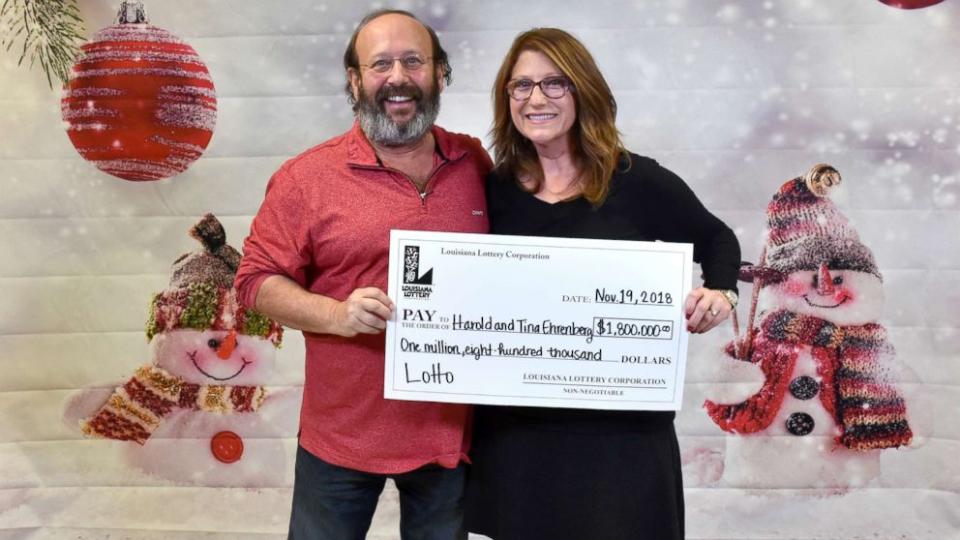 Harold und Tina Ehrenberg können ihr Glück kaum glauben: 1,8 Millionen Dollar gehören nun ihnen (Bild: Louisiana Lottery)