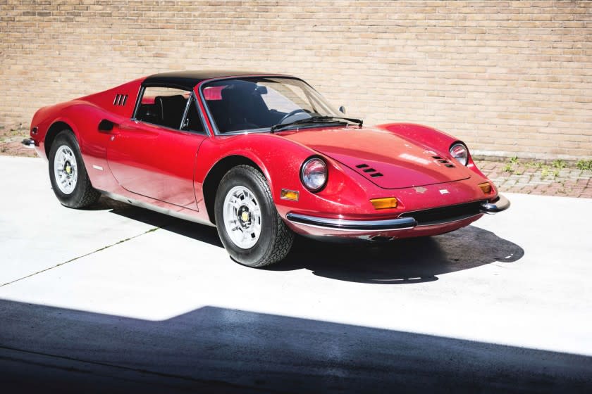 Ancora Ferrari, stavolta con la Dino 246 GTS: la sua storia è il suo valore. Costa almeno 280mila euro. (foto: Artcurial.com)