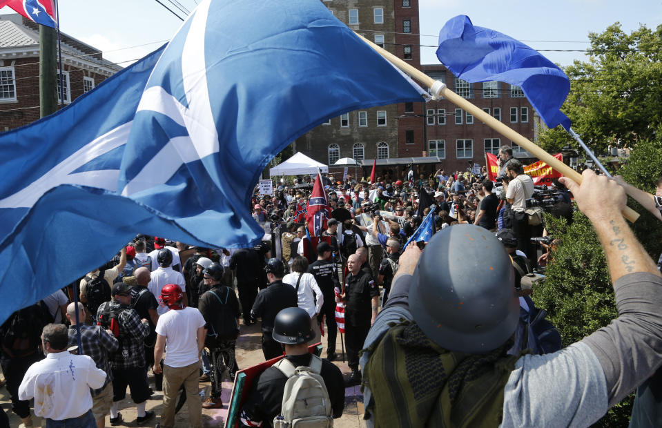 Una bandera ‘Identitaria’ de grupos nacionalistas blancos durante la concentración de la ultraderecha en Charlottesville. (AP)