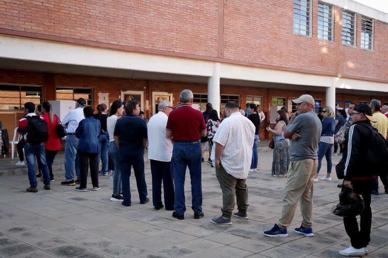 Personas hacen hoy largas filas para votar en Asunción (Paraguay)