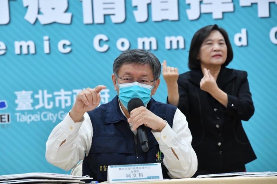 台北市長柯文哲11日呼籲國人，對疫情不要太過樂觀，還會燒2個月才會到頂峰。（北市府提供）