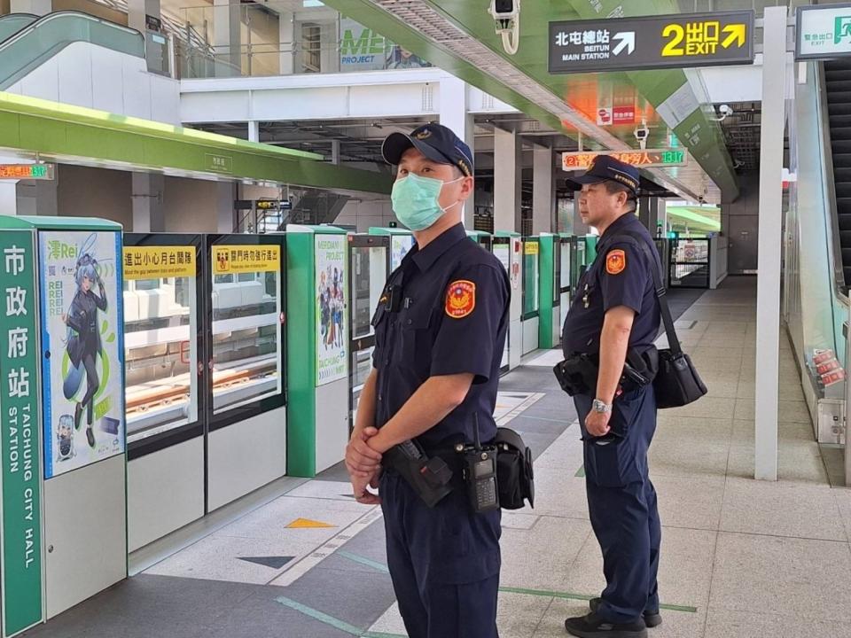 捷警在捷運綠線車站巡邏。中捷公司提供