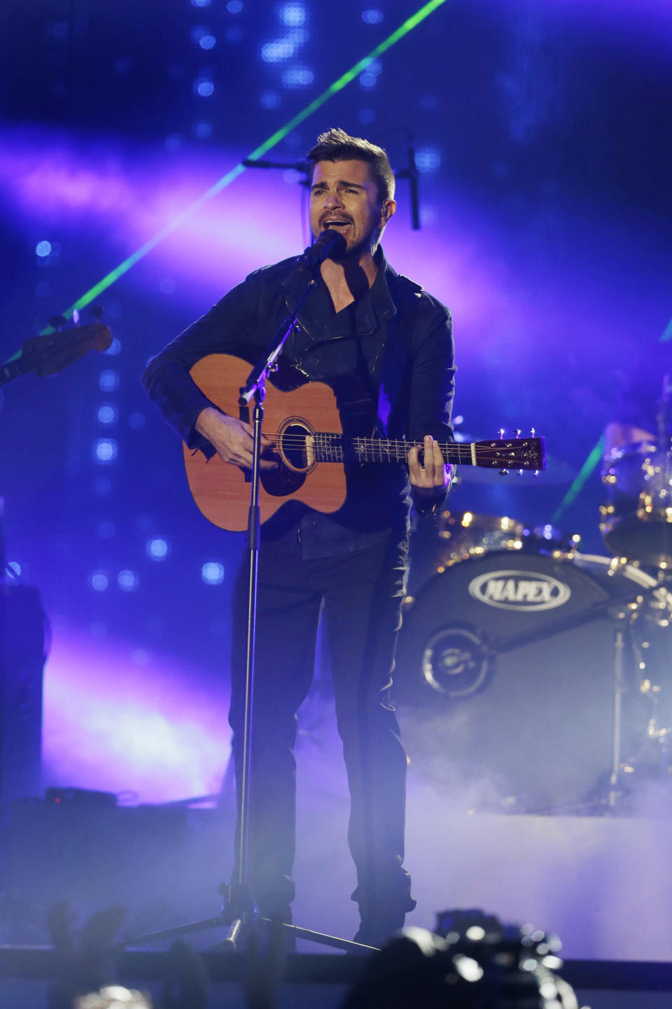 Juanes canta en la ceremonia de los Premios Billboard de la Música Latina, el jueves 24 de abril del 2014 en Coral Gables, Florida. (AP Foto/Lynne Sladky)