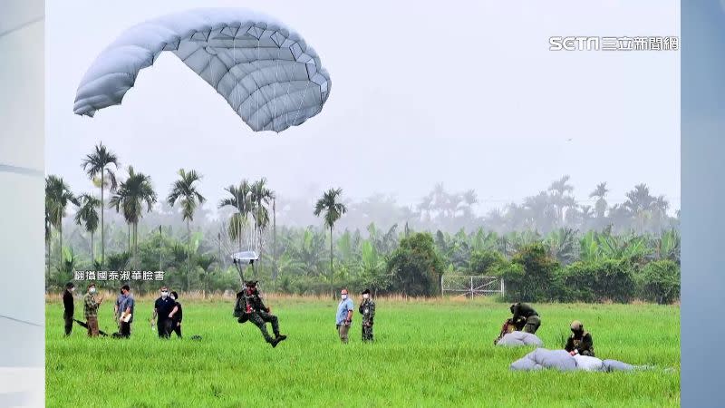 美軍第1特戰總隊在潮州空降場訓練台灣的特種部隊。（圖／翻攝自國泰淑華臉書）