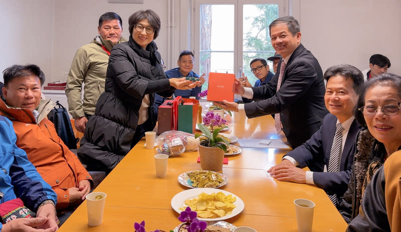 打造低碳城市  饒慶鈴率團考察歐洲小水力發電 台東縣長饒慶鈴（左3）帶領9鄉鎮市長和縣府團隊， 前往瑞士、奧地利考察小水力發電，22日拜會台灣駐 瑞士代表黃偉峰（右3）。 （台東縣政府提供） 中央社記者盧太城台東傳真  113年4月24日 