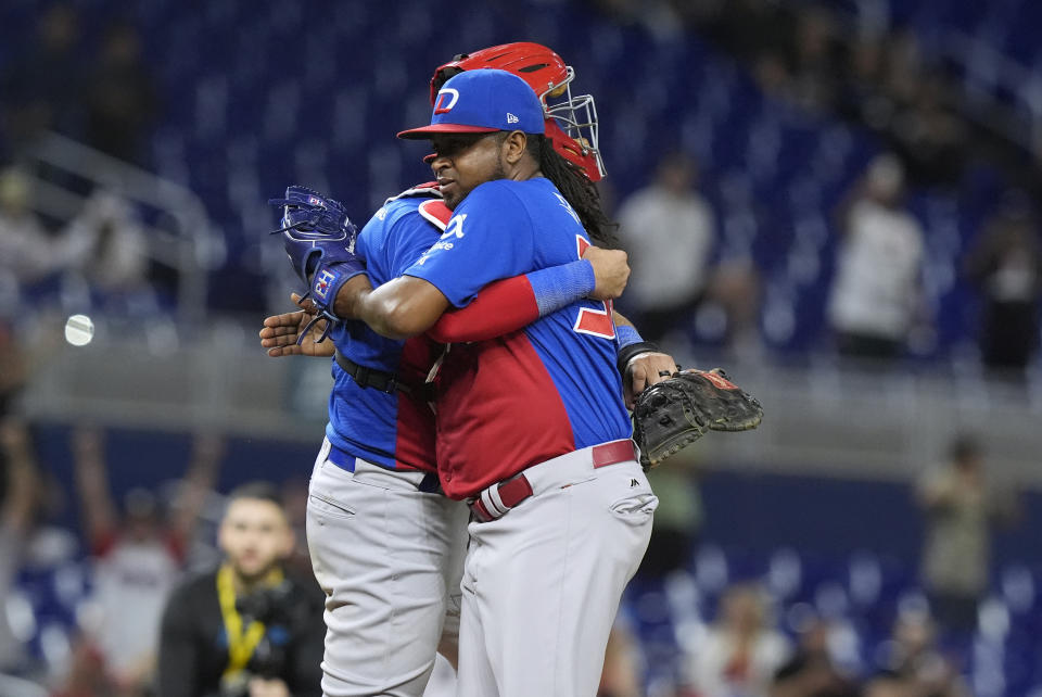 Jairo Asencio, lanzador de República Dominicana, abraza al receptor Webster Rivas tras la victoria sobre Panamá en las semifinales de la Serie del Caribe, el jueves 8 de febrero de 2024 (AP Foto/Marta Lavandier)