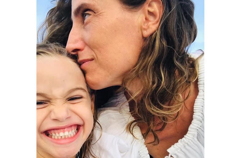 La fotógrafa, Graciela Cattarossi con su pequeña hija Stella.