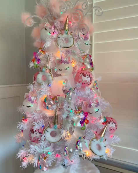<p>Verträumte Einhorn-Anhänger und eine rosa Pom-Pom-Spitze machen einen weißen Kunstbaum zu einer fantastischen Kreation wie aus einem Märchen. Dieser magische Baum stammt von Corina. <br>(Foto mit freundlicher Genehmigung von Corina) </p>