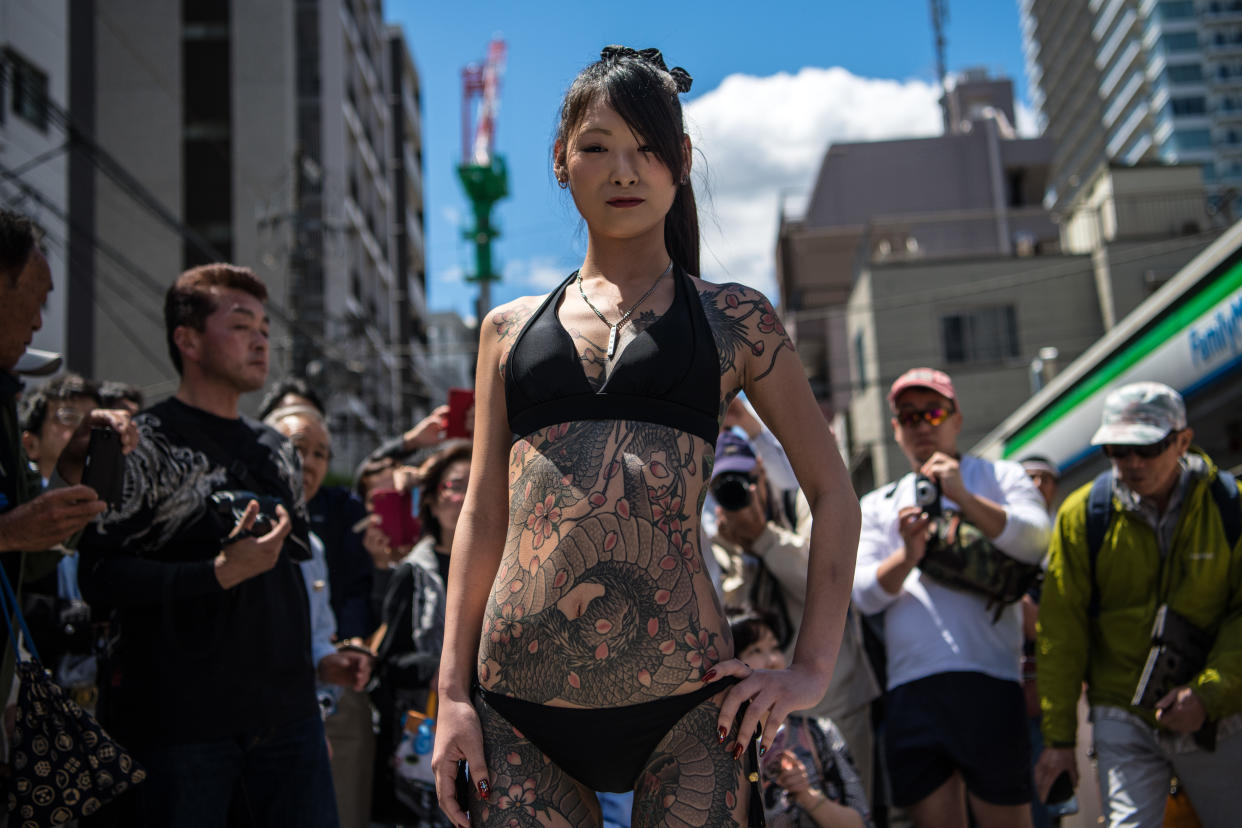 Eine junge Frau zeigt ihre Ganzkörper-Tattoos beim japanischen Sanja-Matsuri-Festival (Bild: Getty)