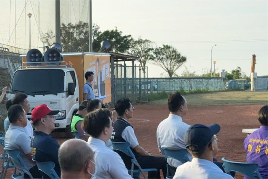 宣傳車進球場惹議 顏寬恆服務處：主辦單位借擴音設備 201