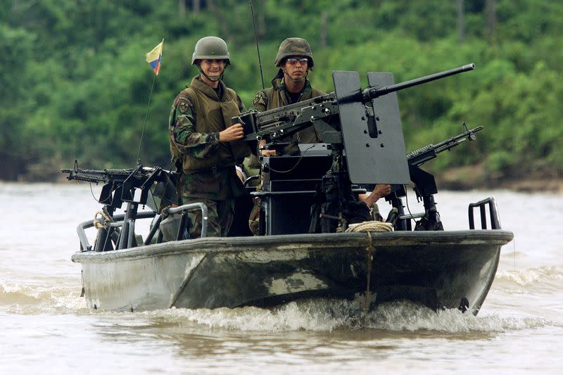 Foto de archivo. Soldados colombianos patrullan a bordo de una lancha patrullera blindada de alta velocidad sobre el río Caqueta durante un entrenamiento cerca de la base militar de Tres Esquinas. en el departamento del Caquetá