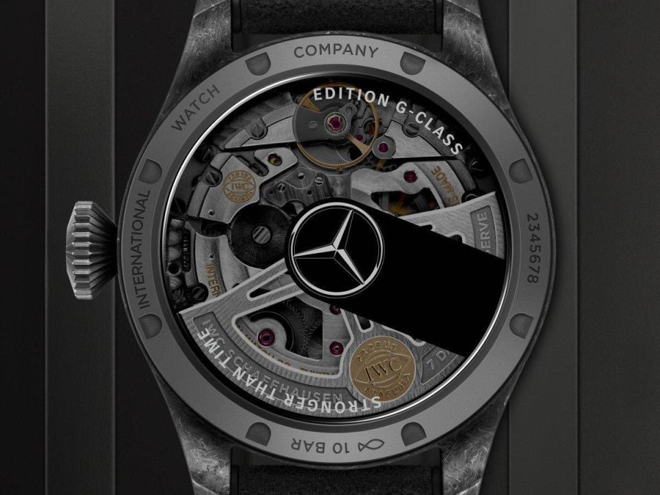 錶背可以看到Mercedes-Benz著名的三芒星標誌，以及G系列車尾備胎蓋的設計。