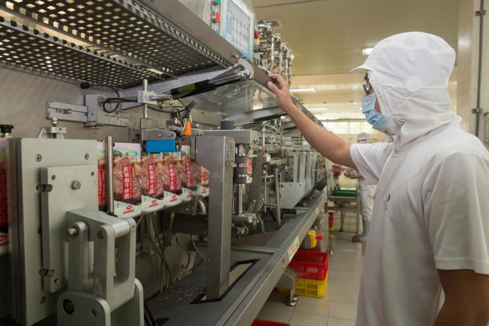 40年前，吳登良在日本看到蚯蚓包裝機得到靈感，因此做起食品包裝機的買賣生意，如今廠內八成機器仍由品高自製，包裝醬料速度全台最快。