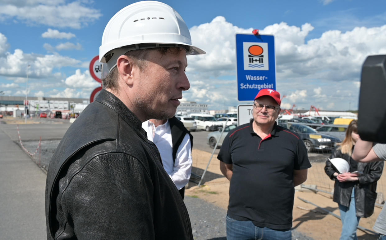 Tesla-Chef Elon Musk  auf der Baustelle der Tesla-Fabrik in Grünheide. - Copyright: dpa