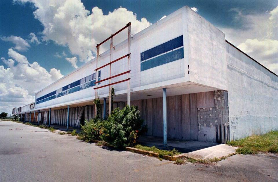 A boarded-up Pantry Pride in Fort Lauderdale in 1997.