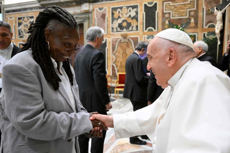 Whoopi Goldberg en el Vaticano junto al Papa Francisco. La audiencia fue organizada conjuntamente por el Dicasterio para la Cultura y la Educación y el Dicasterio para la Comunicación del Vaticano, y contó con más de 100 comediantes