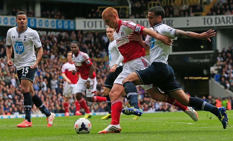 Fulham's English midfielder Steve Sidwell (C) vies with Tottenham Hotspur's English defender Kyle Naughton (R) during the English Premier League football match between Tottenham Hotspur and Fulham at White Hart Lane in north London on April 19, 2014