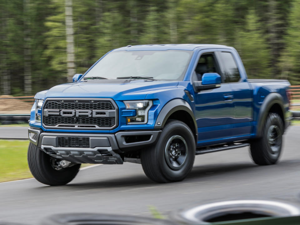 In den USA ist der Ford F-150 seit Langem der unumstrittene Superstar. Beim Renntruck F-150 Raptor sitzt sogar ein 456-PS-V6 unter der Haube. Daneben punktet der Pick-up mit seiner speziellen Aufhängung, die ihn zum King jeder Kletterpartie macht. Und das für umgerechnet etwa 50.000 Euro. (Bild-Copyright: Ford)