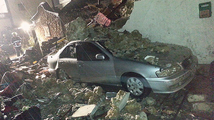 A car is seen covered in rubble from the wreckage of TransAsia Airways flight GE222 on Taiwan's offshore island of Penghu, July 23, 2014. Photo: Reuters