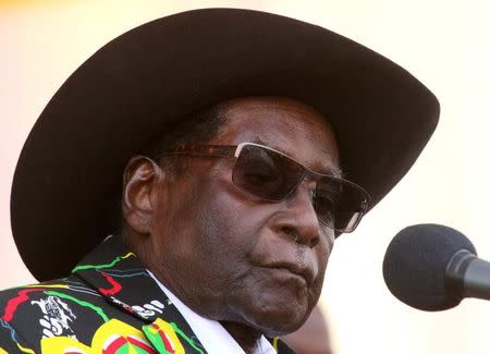 FILE PHOTO: Former President of Zimbawe Robert Mugabe addresses supporters of his ruling ZANU (PF) party gathered for a rally in Chinhoyi, Zimbabwe, July 29, 2017. REUTERS/Philimon Bulawayo/File Photo