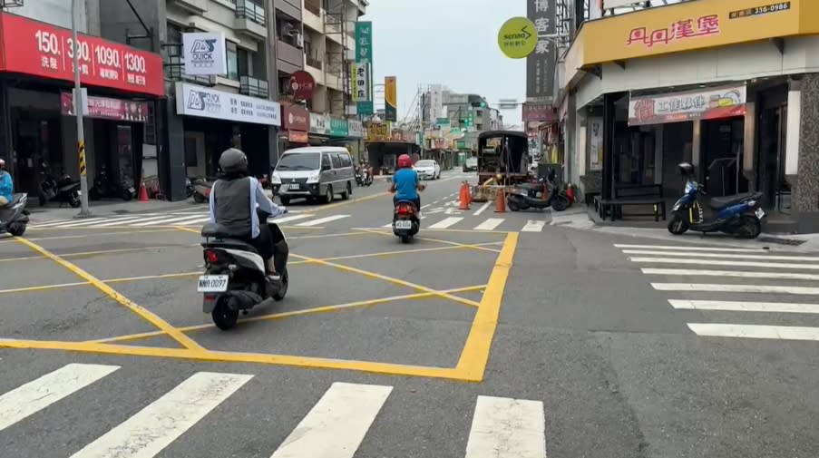 無號誌燈路口推坐輪椅長輩過馬路　逾１０汽機車呼嘯而過未停讓挨罰