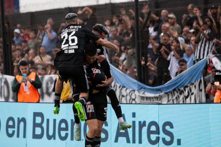 Todos van al abrazo de Benegas, el autor del 2-0 de Deportivo Riestra sobre River